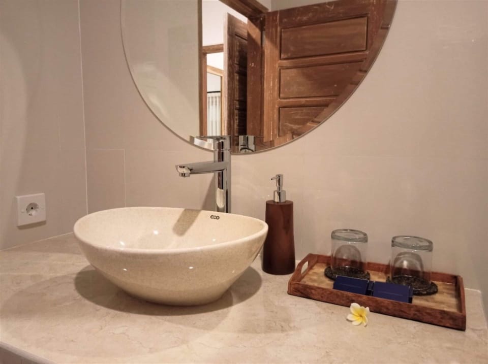 Deluxe Double Room | Bathroom sink