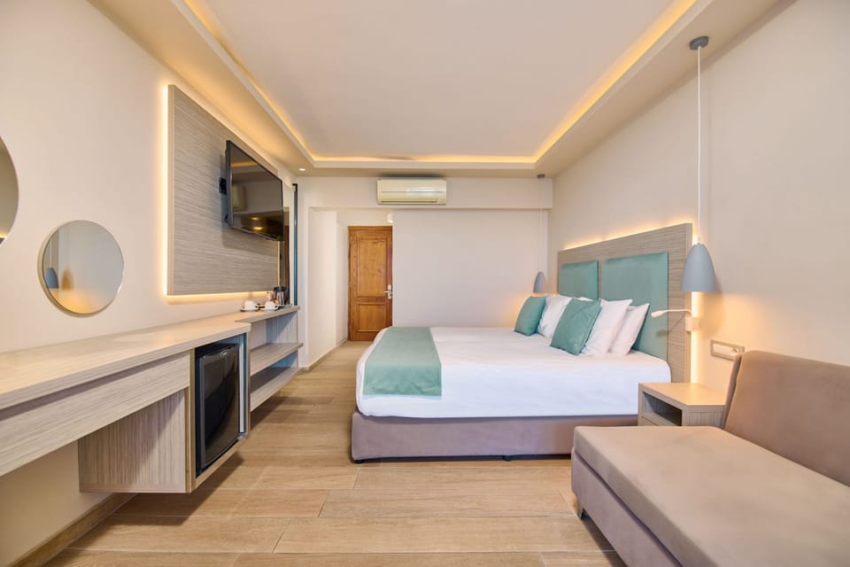 Comfort Room, Sea View | In-room safe, desk, iron/ironing board, free WiFi