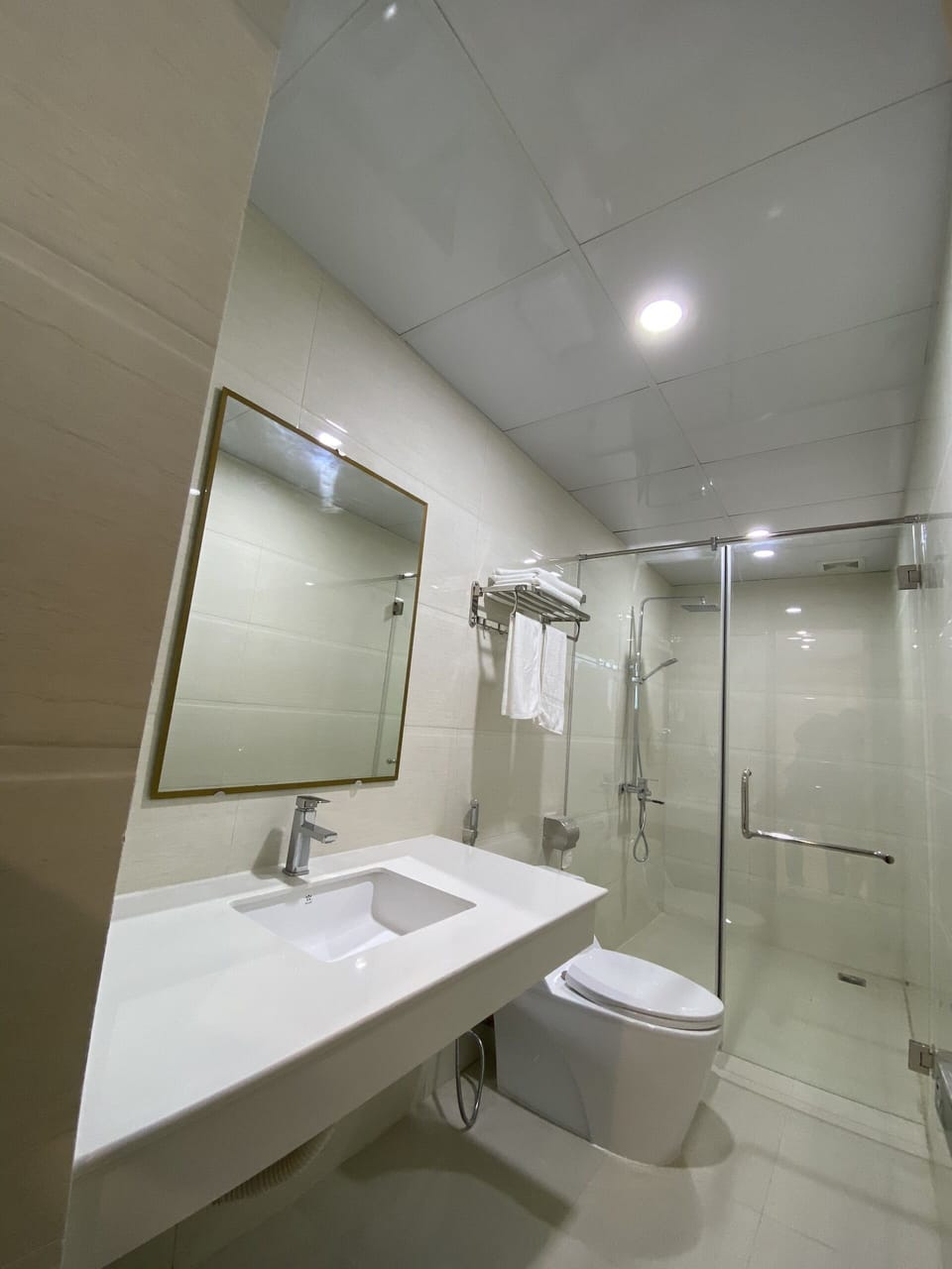 Shower, rainfall showerhead, free toiletries, hair dryer