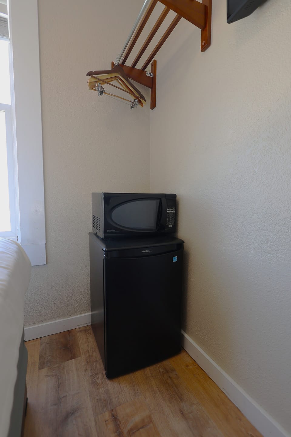 Room, 1 Queen Bed, Interior View | Mini-refrigerator