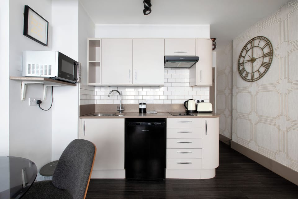 City Apartment | Private kitchen | Fridge, microwave, stovetop, cookware/dishes/utensils