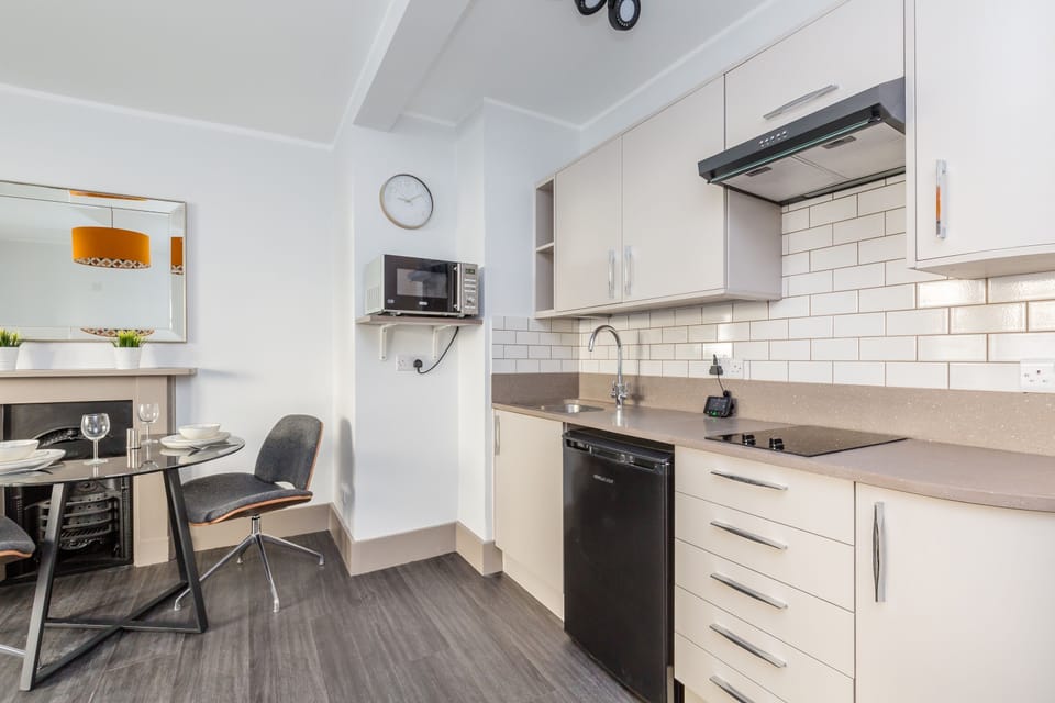 City Apartment | Private kitchen | Fridge, microwave, stovetop, cookware/dishes/utensils