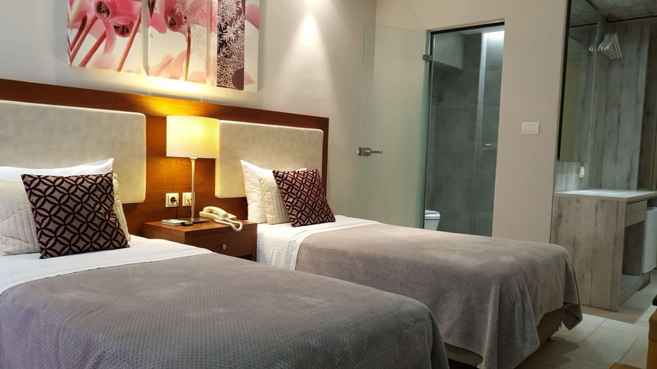 Comfort Room, 2 Twin Beds, Balcony, Garden View | In-room safe, desk, bed sheets