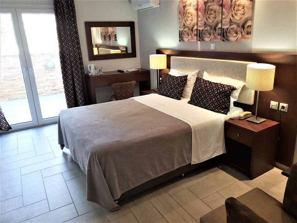 Family Room, Non Smoking, Garden View | In-room safe, desk, bed sheets