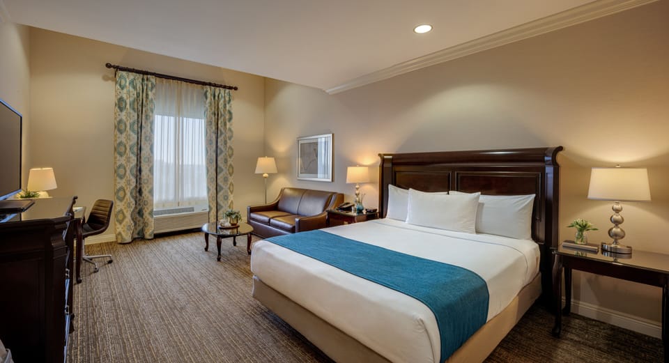 Studio Suite, 1 King Bed with Sofa bed | Hypo-allergenic bedding, down comforters, pillowtop beds, in-room safe