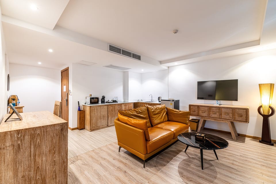 Royal Suite 1 Bedroom | Living room | 40-inch LED TV with satellite channels, TV, Netflix