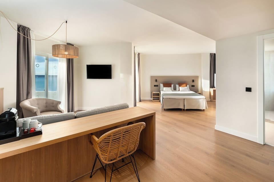 Premier Room, Balcony, Sea View | Hypo-allergenic bedding available, in-room safe, WiFi (free), bed sheets