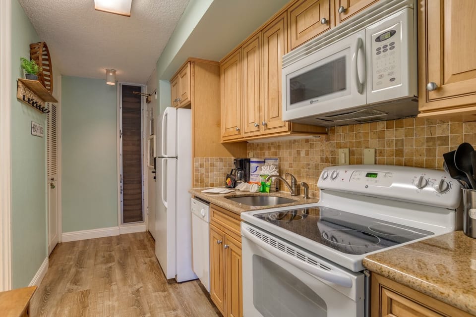 Studio | Private kitchen | Fridge, oven, coffee/tea maker, toaster