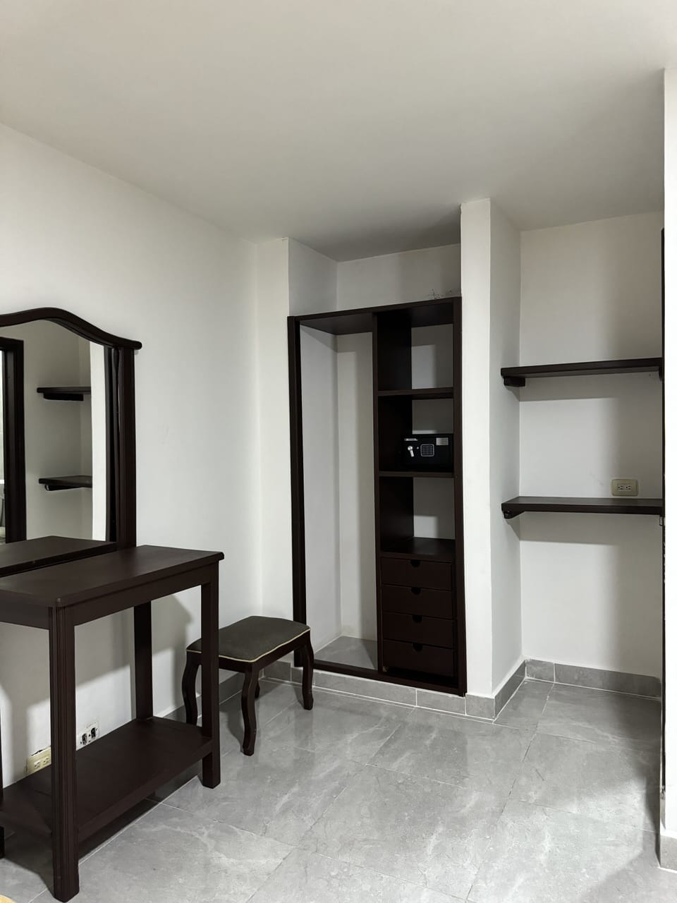 Minibar, desk, laptop workspace, free WiFi