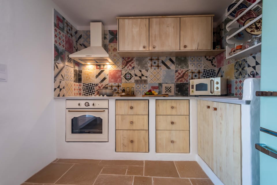Deluxe Suite | Private kitchen | Fridge, microwave, stovetop, coffee/tea maker
