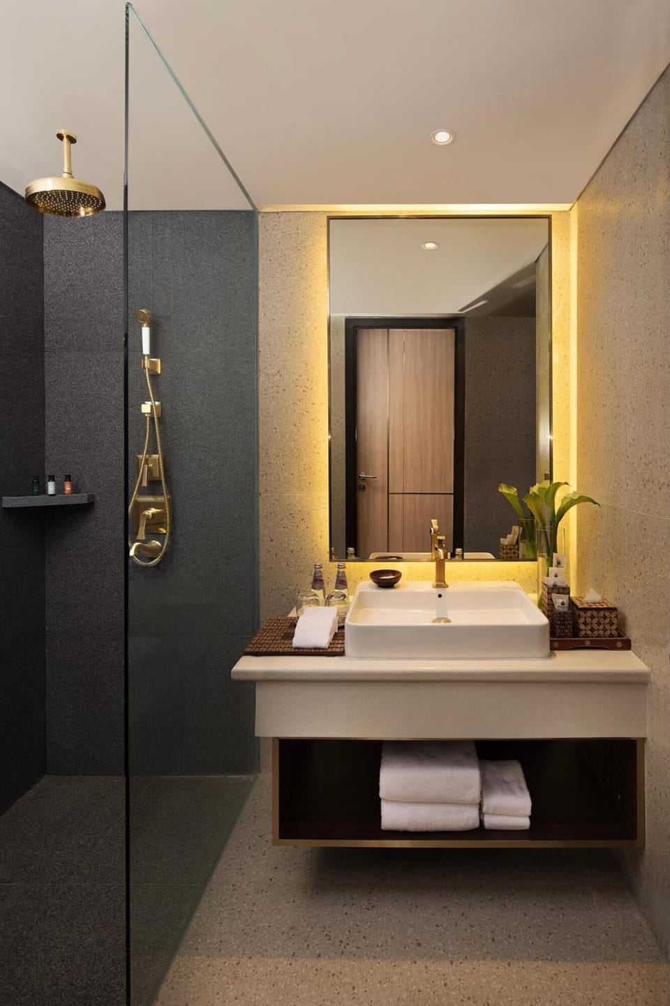 Kakawin Suite - Junior Suite | Bathroom | Free toiletries, hair dryer, bathrobes, slippers