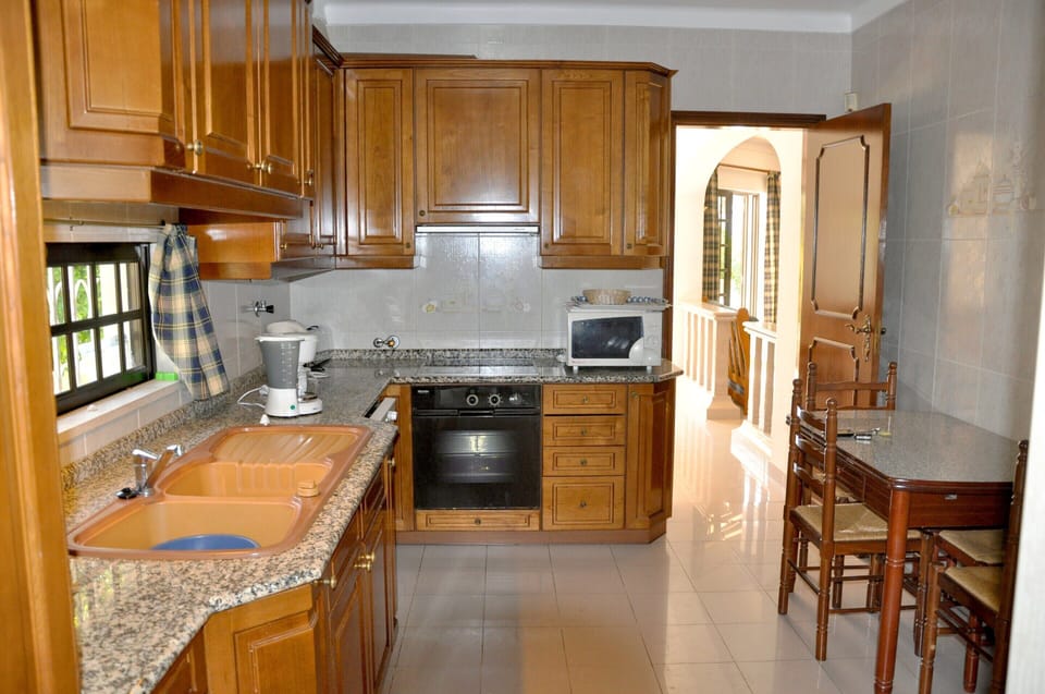 House | Private kitchen | Microwave, stovetop, coffee/tea maker