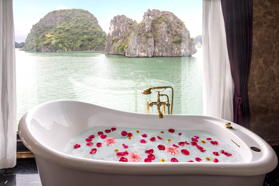 Presidential Suite | Bathroom | Shower, hydromassage showerhead, free toiletries, hair dryer