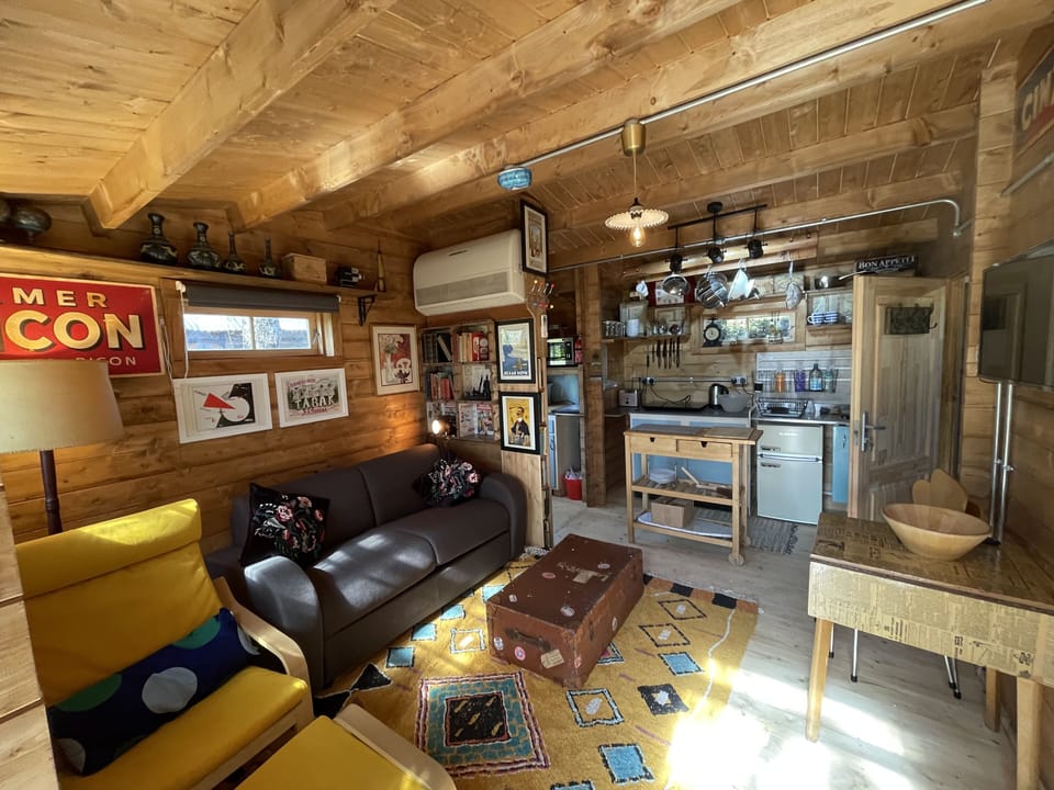 Cabin | 1 bedroom, iron/ironing board, free WiFi, bed sheets