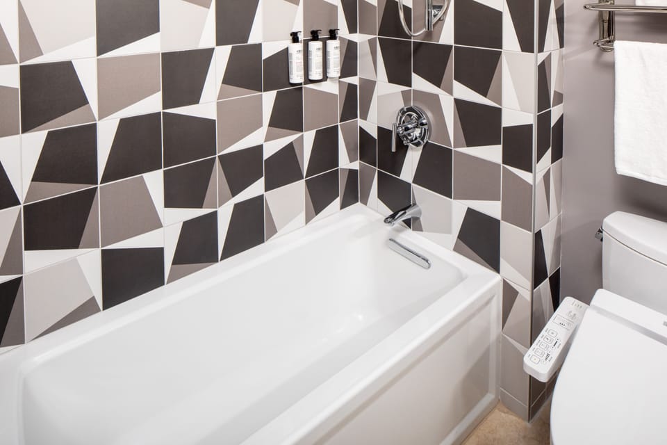 Deluxe Double Room | Bathroom | Combined shower/tub, hair dryer, bathrobes, slippers