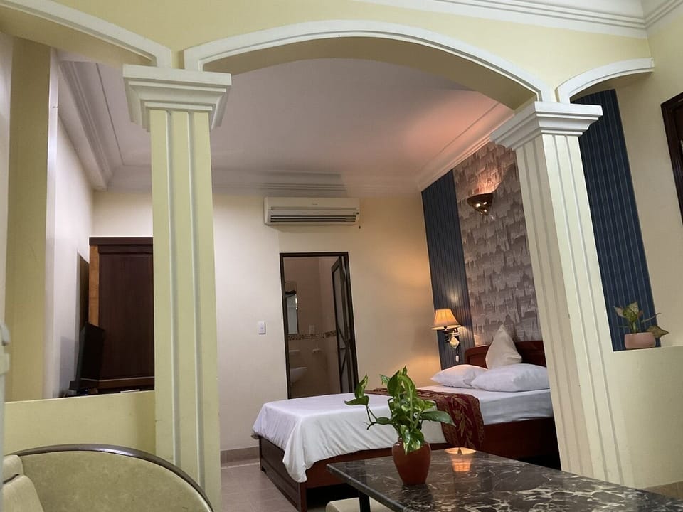 Suite with Courtyard View | Minibar, desk, soundproofing, free WiFi