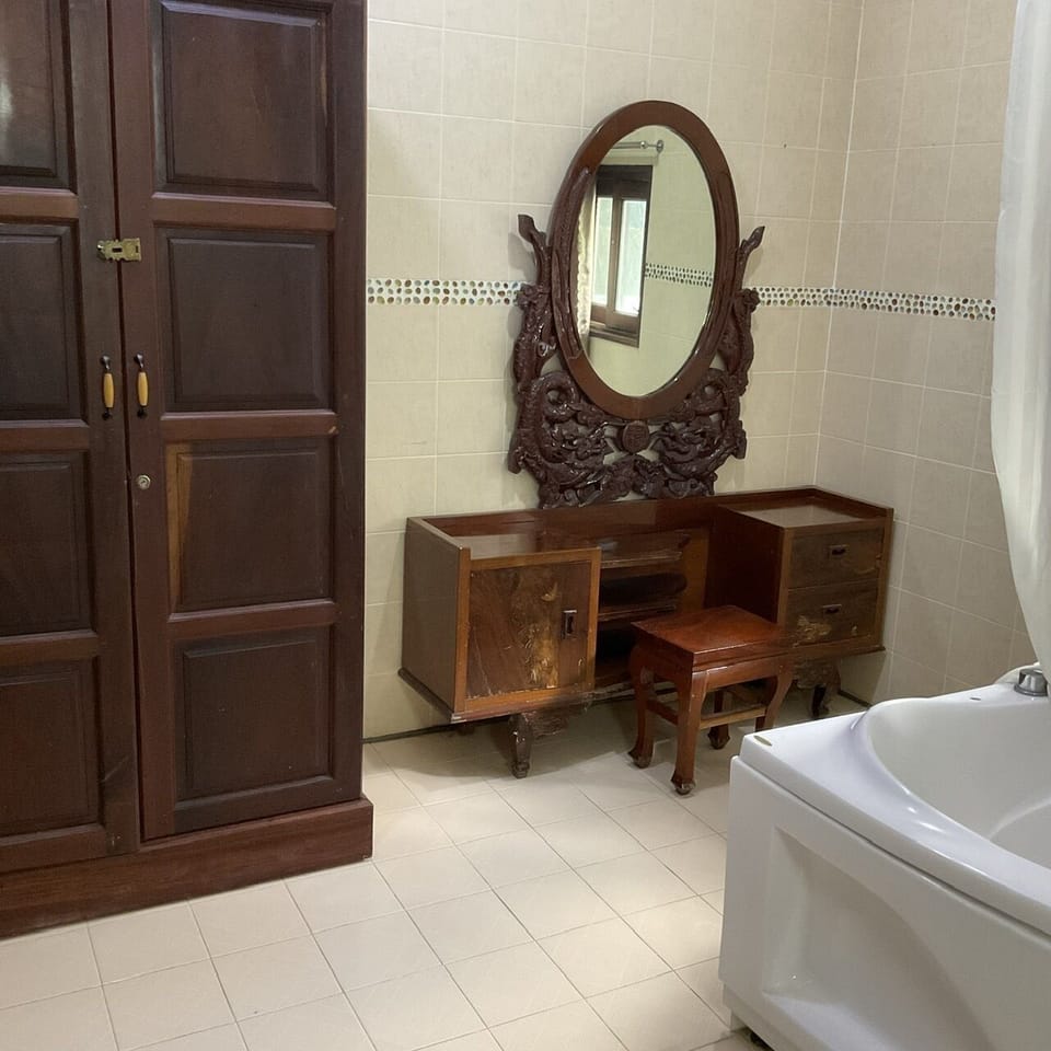 VIP Suite | Bathroom | Free toiletries, slippers, towels, soap