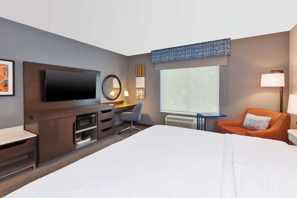 In-room safe, desk, bed sheets
