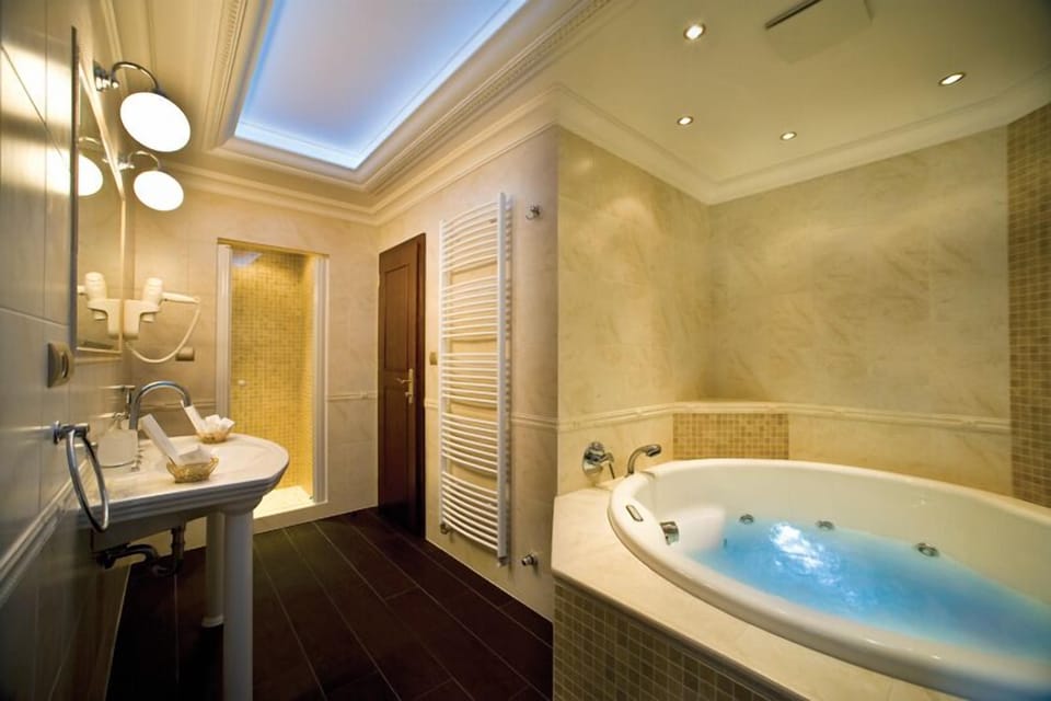 Exclusive Suite | Bathroom | Free toiletries, hair dryer, slippers, towels