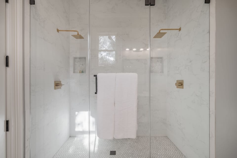 Executive Studio Suite | Bathroom | Shower, rainfall showerhead, designer toiletries, hair dryer