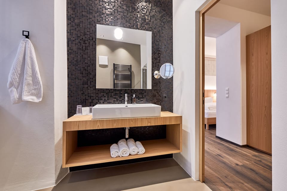 Shower, free toiletries, hair dryer, bidet