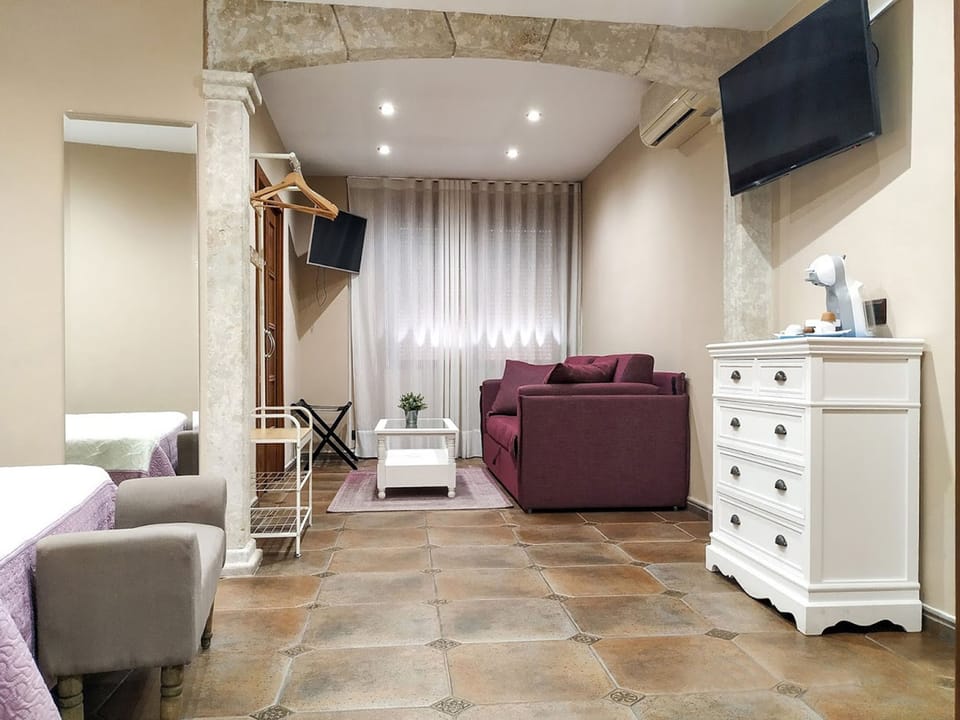 Junior Suite | Blackout drapes, iron/ironing board, free WiFi, bed sheets