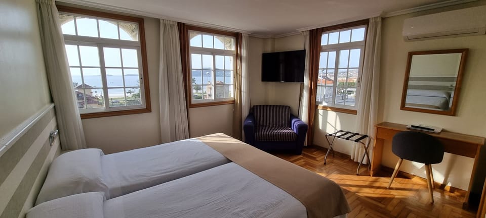 Double Room, Sea View | Minibar, in-room safe, desk, blackout drapes