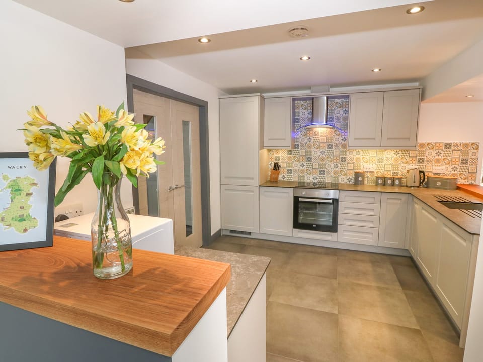 Cottage | Private kitchen | Fridge, dishwasher, cookware/dishes/utensils