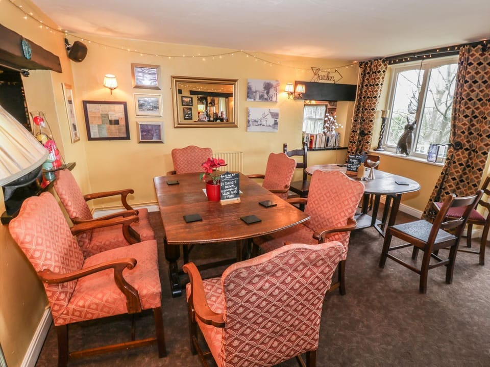 Cottage | Private kitchen | Fridge, microwave, cookware/dishes/utensils