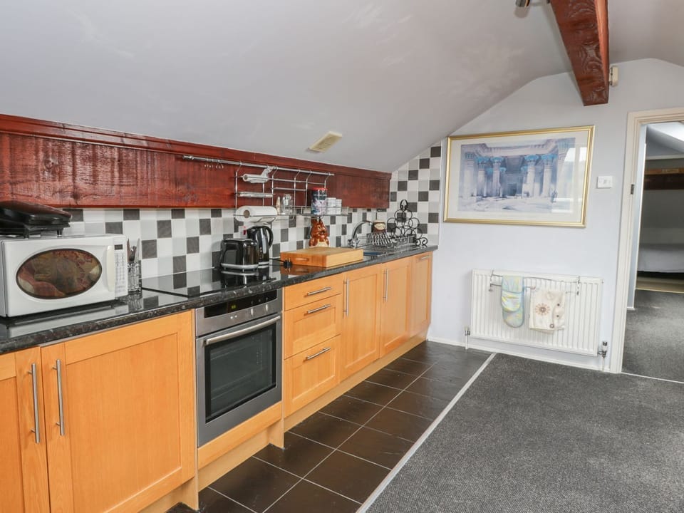 Cottage | Private kitchen | Fridge, microwave, cookware/dishes/utensils