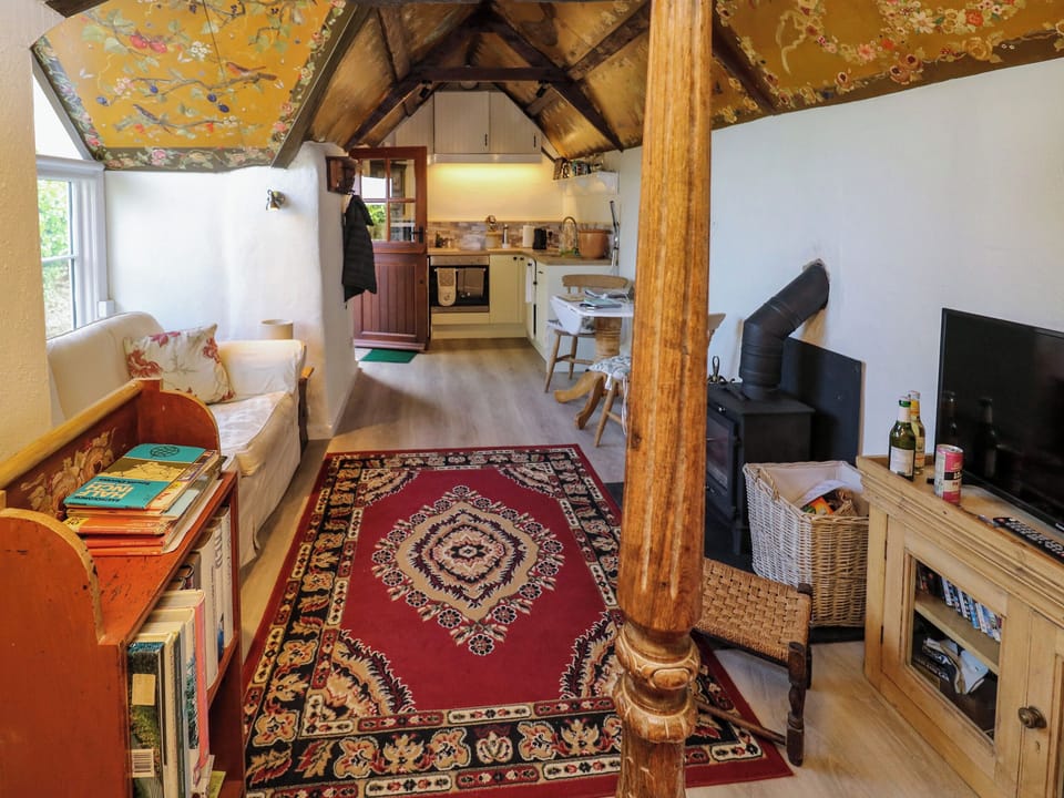 Cottage | Living area | Fireplace