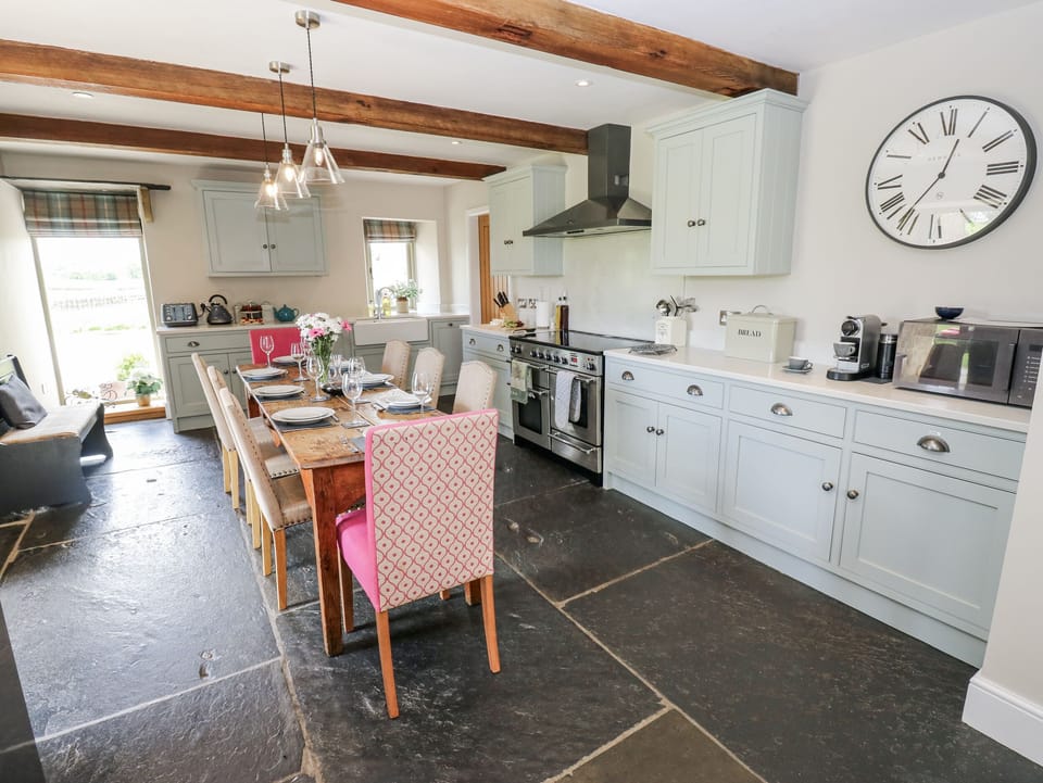 Cottage | Private kitchen | Fridge, dishwasher, electric kettle, toaster
