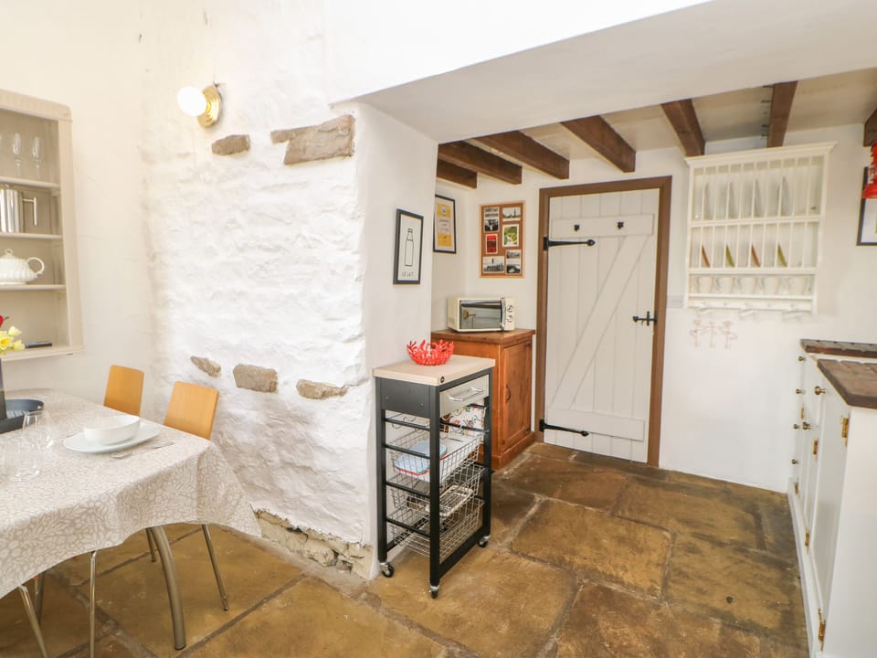 Cottage | Private kitchen | Fridge, microwave, cookware/dishes/utensils