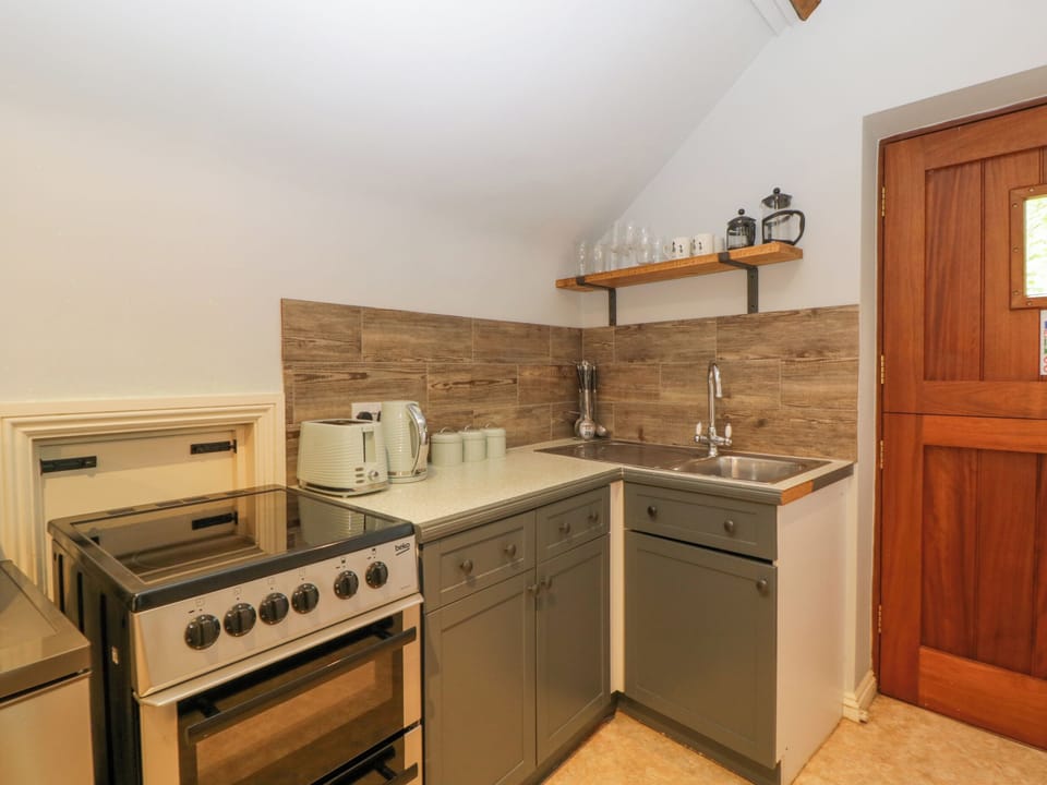 Cottage | Private kitchen | Fridge, microwave, electric kettle, toaster