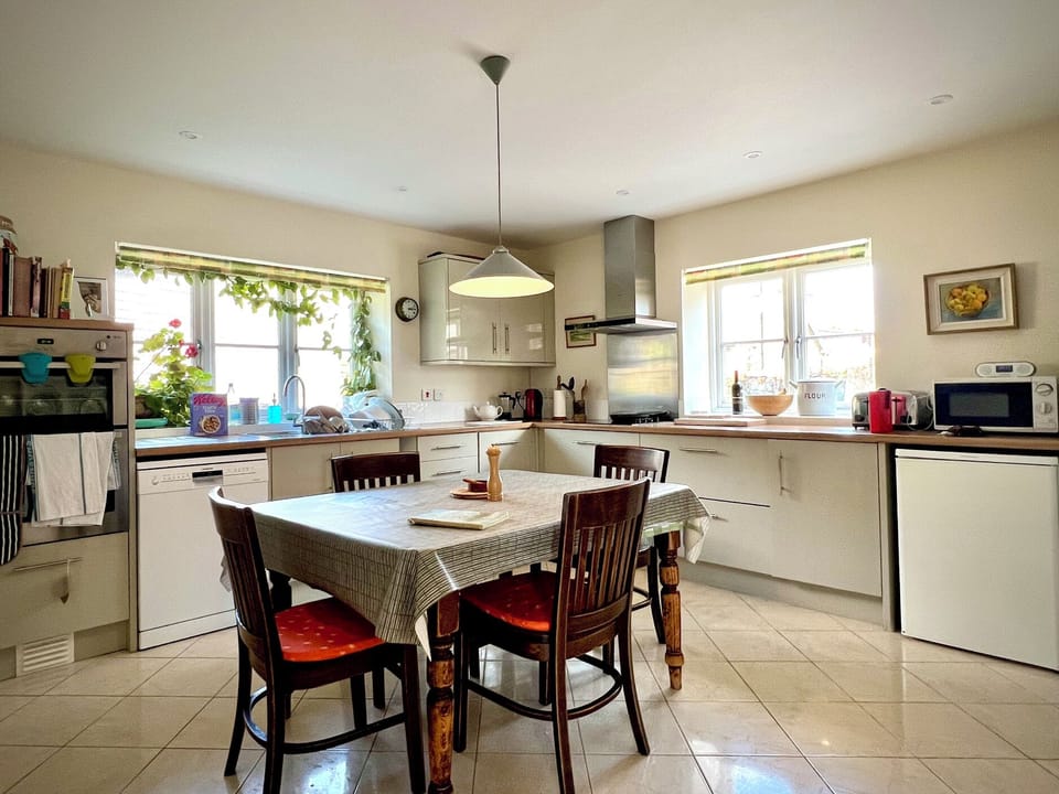 Cottage | Private kitchen | Fridge, microwave, dishwasher, electric kettle