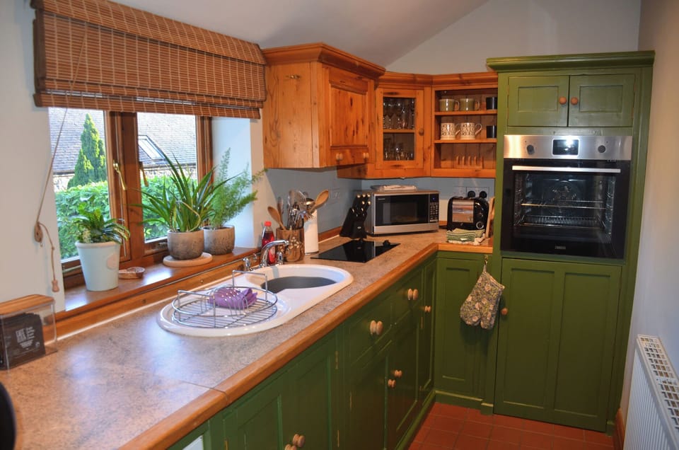Cottage | Private kitchen | Fridge, microwave, electric kettle, toaster