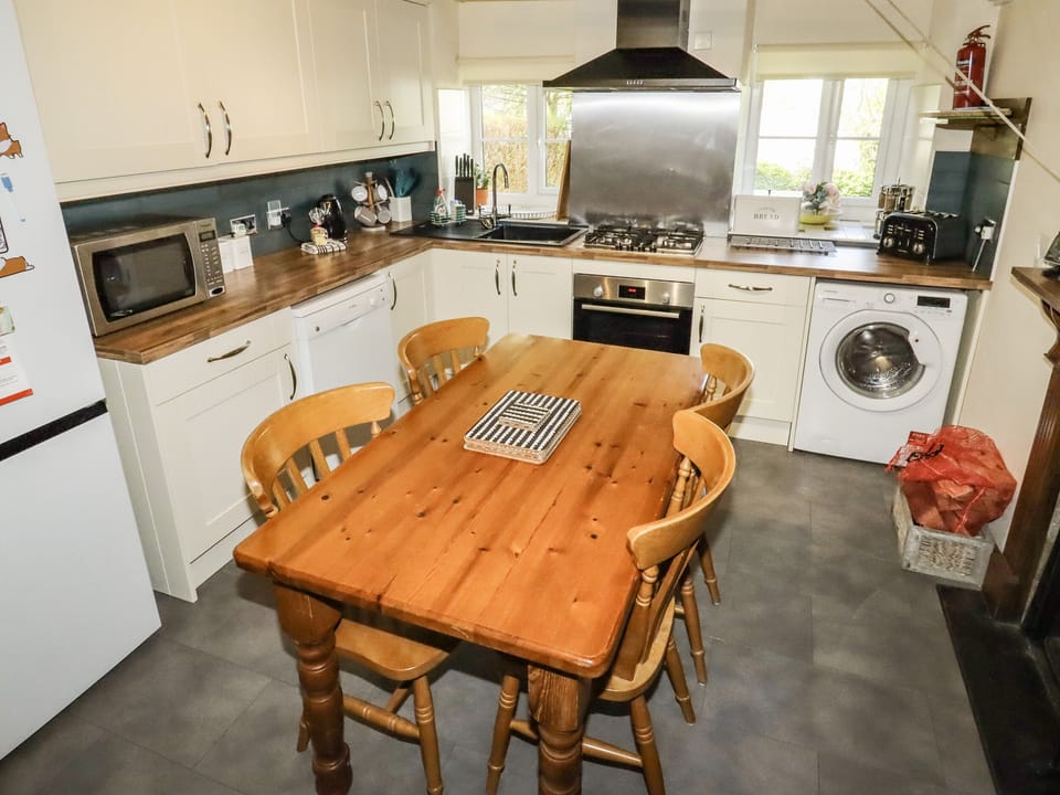Cottage | Private kitchen | Fridge, dishwasher, electric kettle, toaster