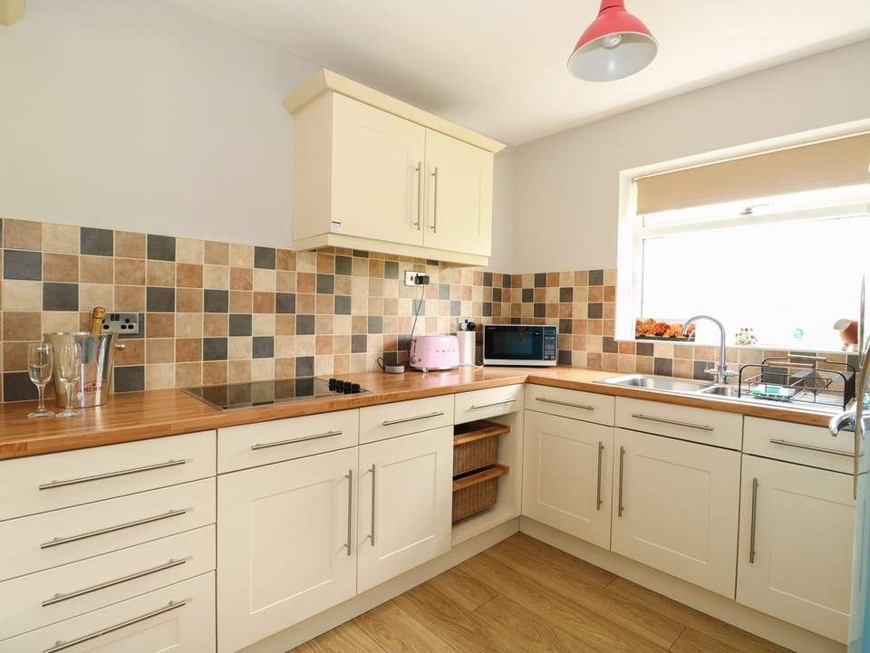 Cottage | Private kitchen | Fridge, microwave, dishwasher, electric kettle