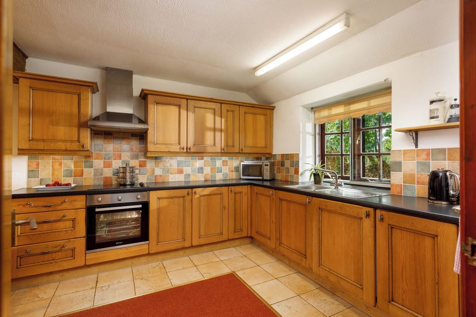 Cottage | Private kitchen | Fridge, microwave, electric kettle, toaster