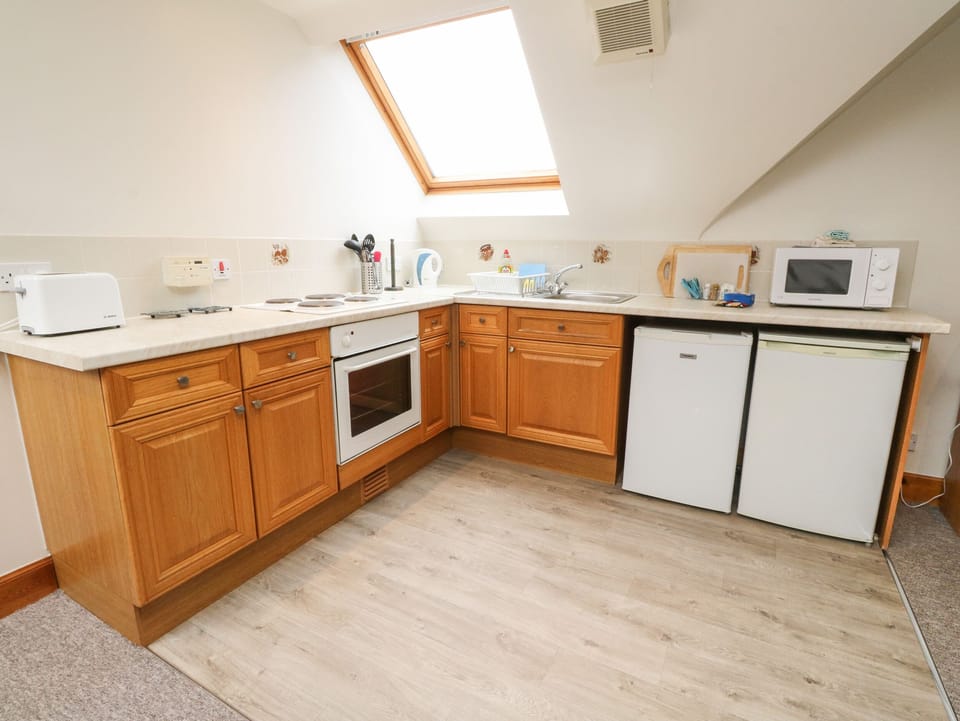 Cottage | Private kitchen | Fridge, electric kettle, toaster, cookware/dishes/utensils