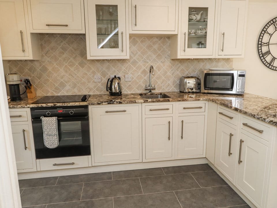 Cottage | Private kitchen | Fridge, microwave, dishwasher, cookware/dishes/utensils