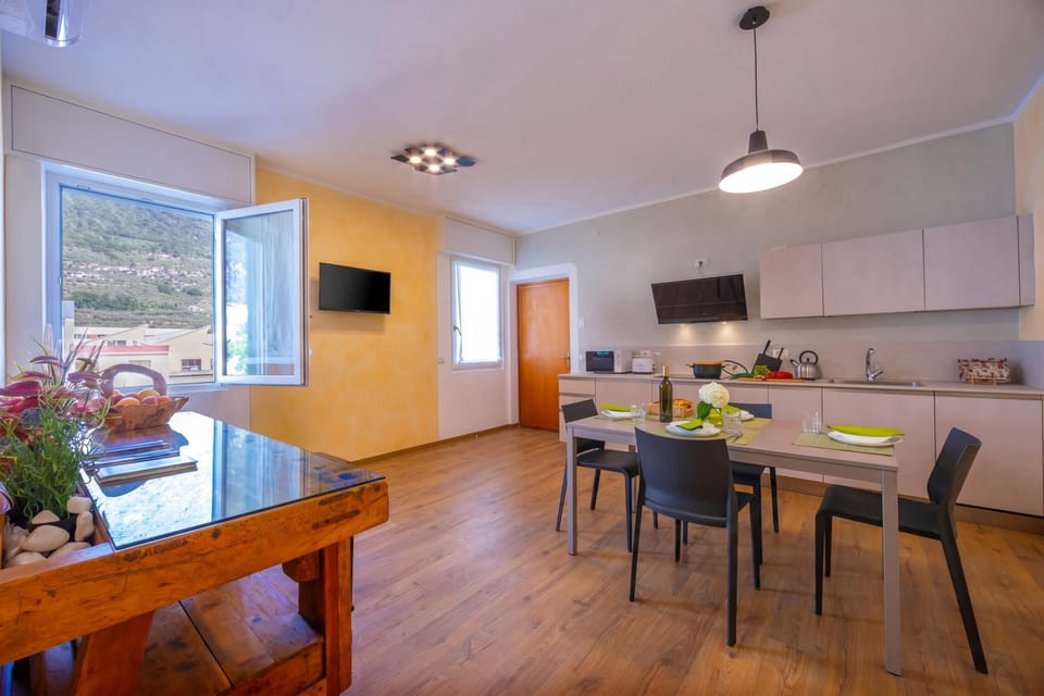 Family Apartment, Multiple Bedrooms, 2 Bathrooms (Appartamento Bianca Gemma) | Dining