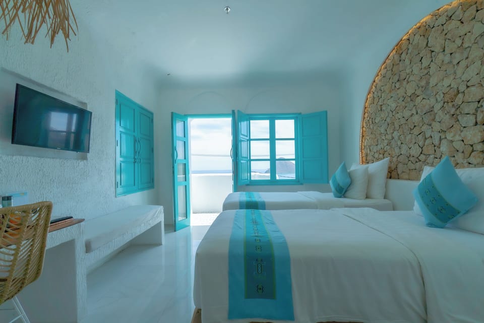 Deluxe Room | Desk, bed sheets