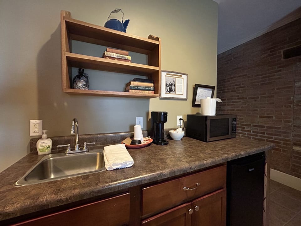 Double Room, Ensuite (Double Queen Suite)