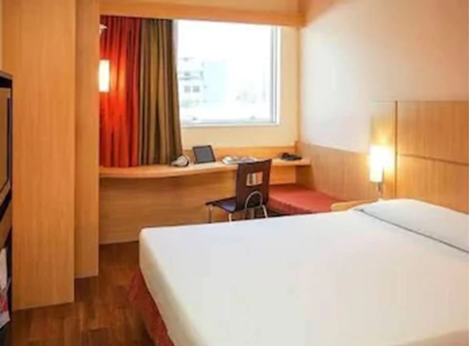 Standard Room, 1 Double Bed | 2 bedrooms, minibar, in-room safe, desk
