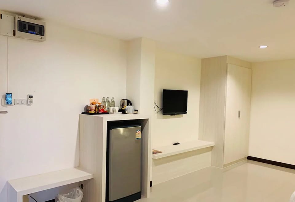 Grand Deluxe Triple Room | Private kitchenette | Fridge, electric kettle, cookware/dishes/utensils, paper towels