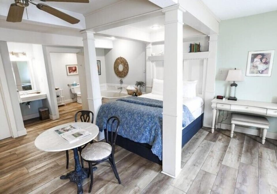 Standard Room, 1 Queen Bed, Jetted Tub | Individually decorated, individually furnished, iron/ironing board