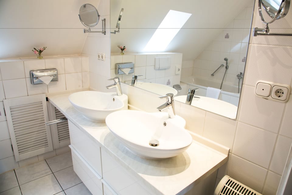 Superior Double Room | Bathroom | Free toiletries, hair dryer, towels, soap