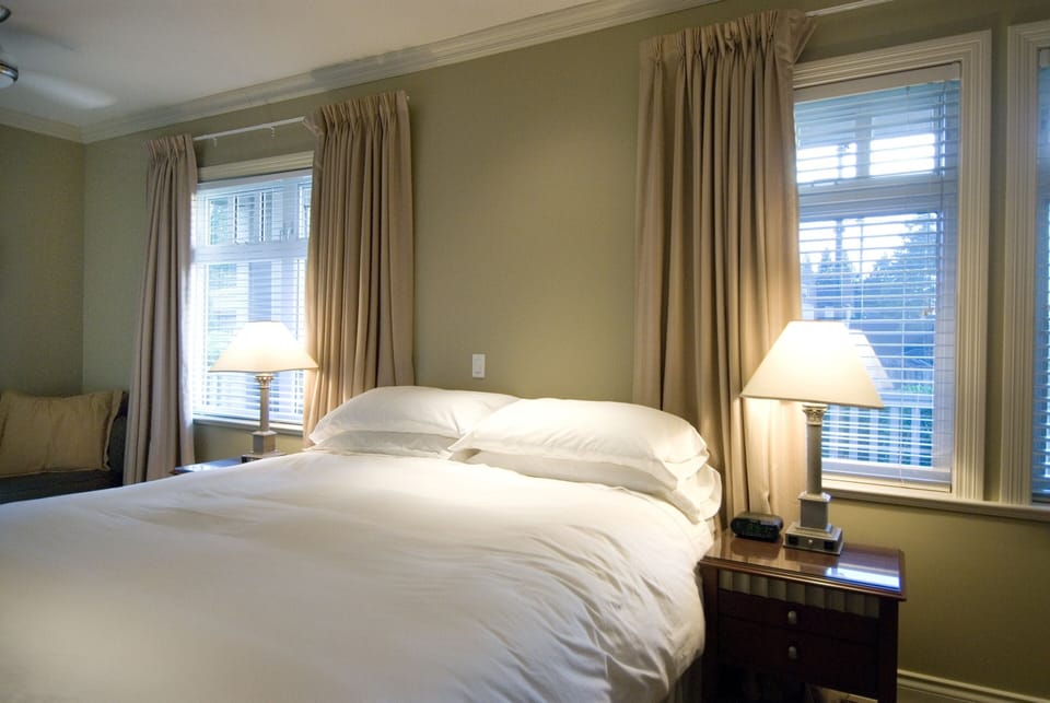 Deluxe Suite, Ensuite (Bed and Breakfast) | 1 bedroom, down comforters, minibar, in-room safe