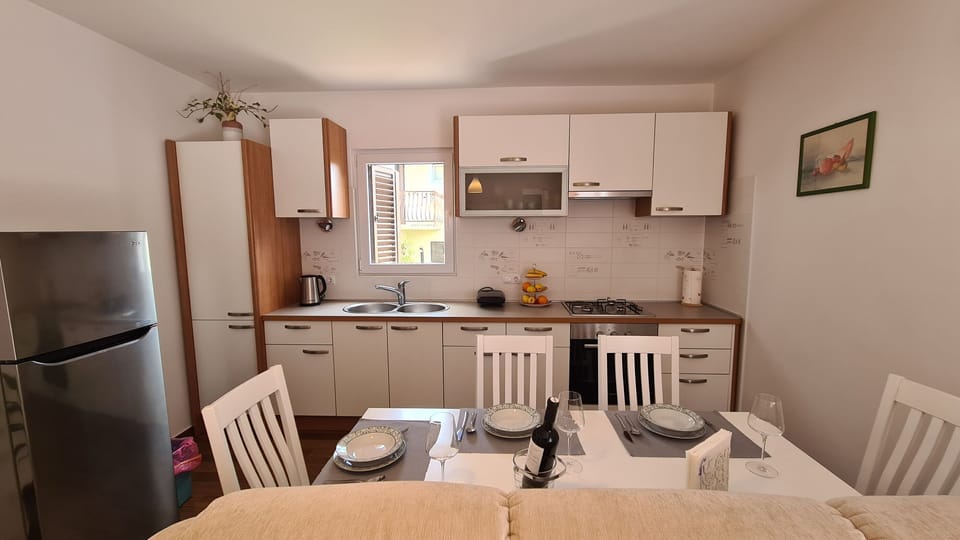 Apartment (A1) | Private kitchen | Fridge, microwave, oven, stovetop